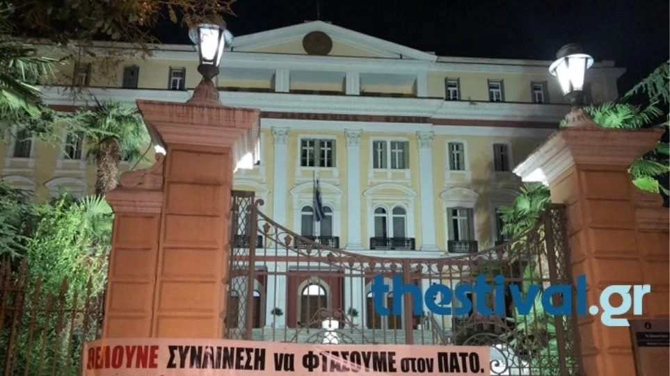 Συμβασιούχοι έστησαν σκηνές έξω από το υπουργείο Μακεδονίας-Θράκης – Ολονύκτια διαμαρτυρία